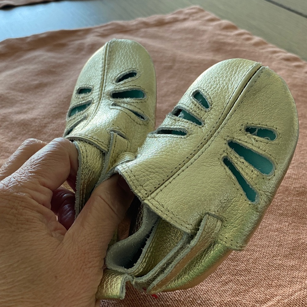 Zutano gold Mary Janes style. 18 months, great used condition!